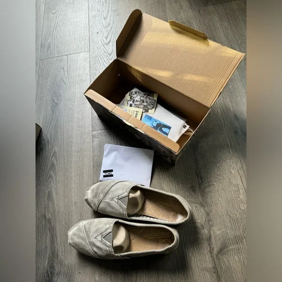 Tom classic flats in a stone washed twill color with original box & goodies - Picture 1 of 13